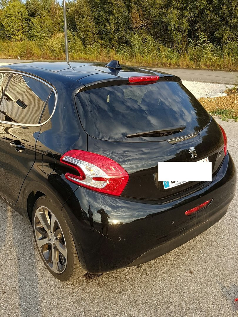 VERITABLE ANTENNE REQUIN SHARK NOIR BRILLANT - MONTAGE PLUG AND PLAY -  PEUGEOT 208 - ADTUNING FRANCE