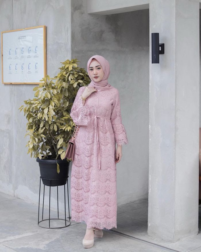 Enggak Cuma Buat Kondangan 7 Dress Brokat Kekinian Ini Kece Dipakai Lebaran Semua Halaman Cewekbanget
