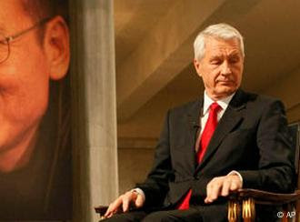 Thorbjoern Jagland neben leeren Stuhl von Liu Xiaobo NO FLASH
