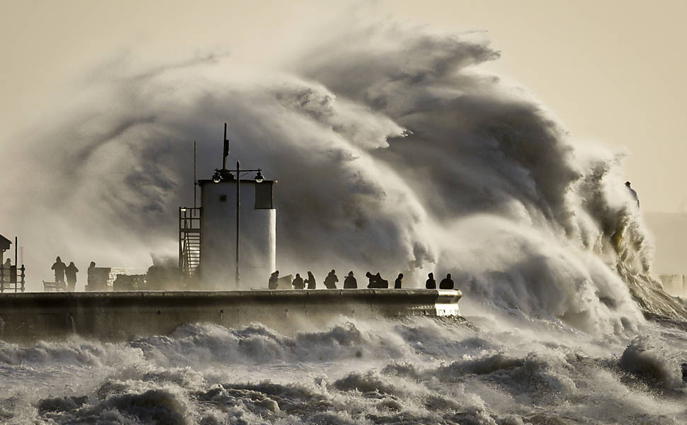 Ondas enormes atingem Porthcawl, na costa sul do País de Gales; ao menos três pessoas morreram por causa das enchentes