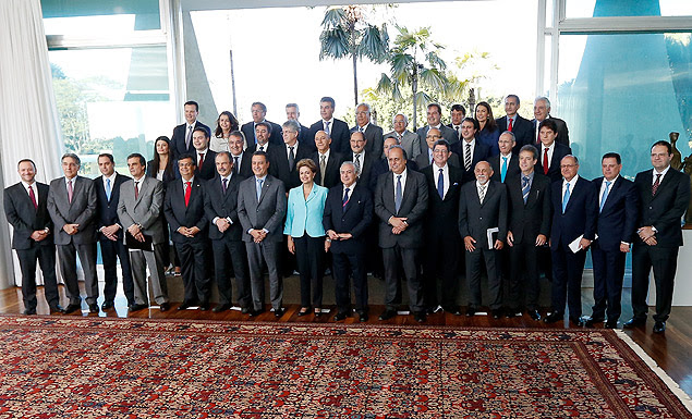 A presidente Dilma Rousseff (de azul claro) em encontro com os governadores de todos os Estados