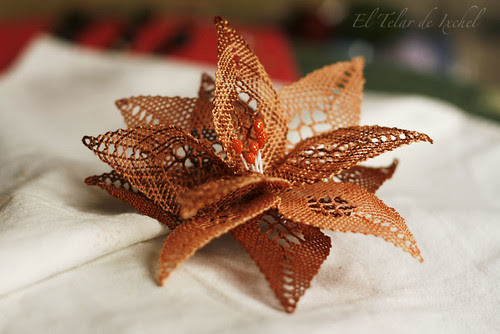 Flor de encaje de bolillos