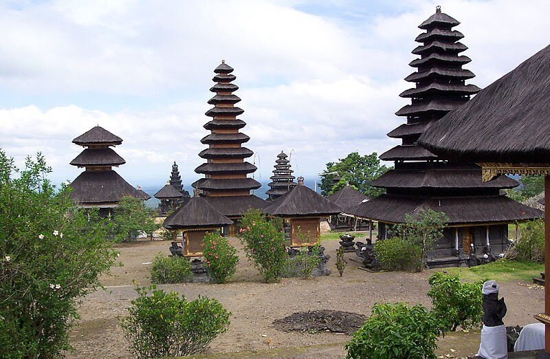 File:Pura Besakih.JPG