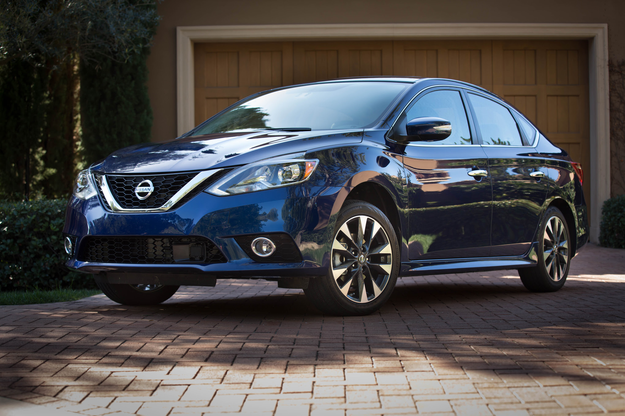 2016 Nissan Sentra SR front three quarter