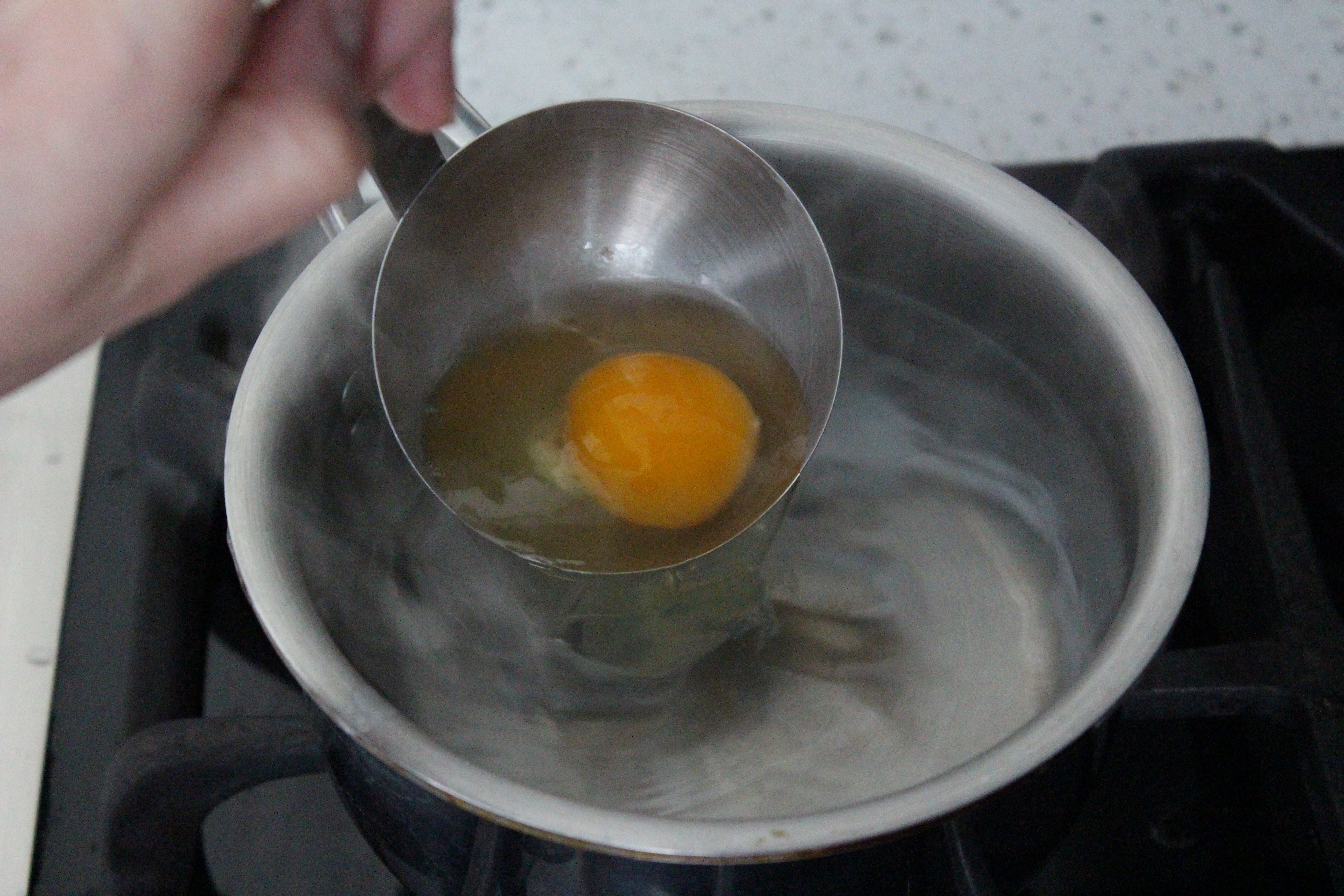 The trick to perfectly poached eggs - Chatelaine
