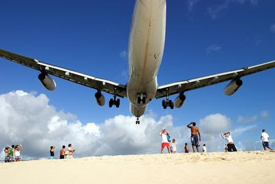 真下から見るとさらに凄い ビーチのすぐ上を飛行機が飛ぶプリンセス ジュリアナ空港 ライブドアニュース