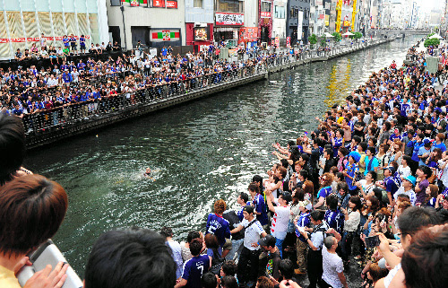 Asahi Com 朝日新聞社 道頓堀川に１００人ダイブ 見物客１千人 日本勝利で サッカーワールドカップ