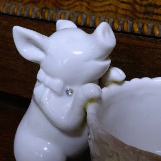 白い豚のフラワーポット