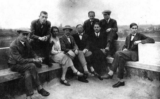 The Bauhaus masters on the roof of the Bauhaus building.
From left: Josef Albers, Marcel Breuer, Gunta St?lzl, Oskar Schlemmer, Wassily Kandinsky, Walter Gropius, Herbet Bayer, Lazslo Moholoy-Nagy, Hinnerk Scheper., 1928