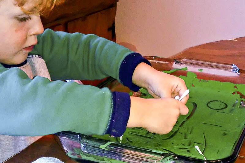 These are some fun ways for kids to paint with Qtips - great preschooler art project!