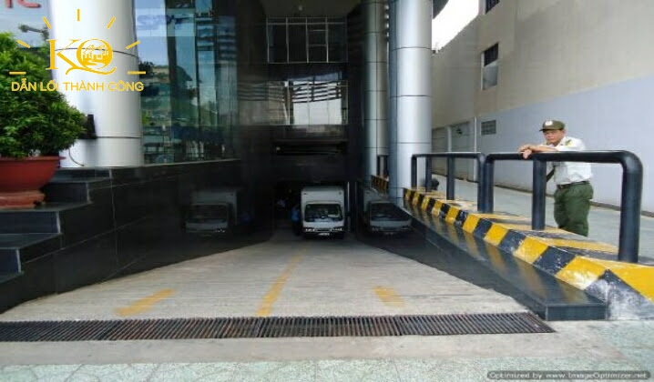 Hình chụp lối xuống hầm xe