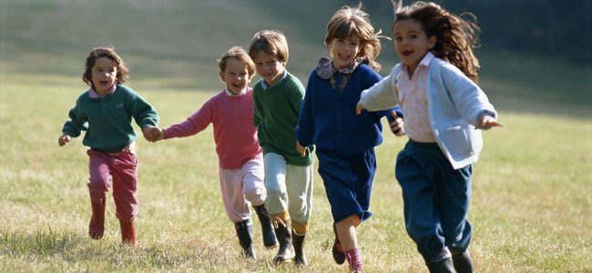 Cómo jugar al aire libre con los niños