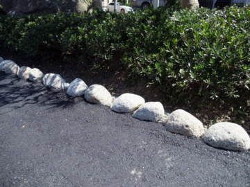 伊勢ゴロタ石で花壇の縁取り ガーデニングの仕事中 園芸ブログ 岐阜の観葉植物レンタル 岐阜のグリーンレンタル 販売 片桐園芸