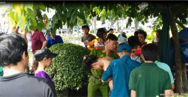 Công an và người dân tóm gọn hai tên cướp xe máy.