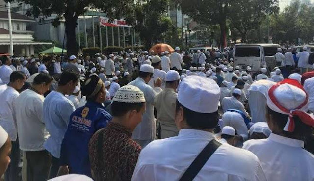 Pak Kapolda: "Tidak Usah Demo Lagi, Kawal Saja Proses Hukum Ahok" HorasSumutNews.com - Berita Terkini Terbaru Hari Ini - Gerakan Nasional Pengawal Fatwa-MUI bakal menggelar aksi bela Islam III di sepanjang jalan protokol Sudirman-Thamrin, Bundaran HI pada Jumat mendatang, 2 Desember 2016. Menanggapi rencana aksi GNPF-MUI tersebut, Kapolda Metro Jaya, Inspektur Jenderal Polisi M. Iriawan Berita Daerah, Metro Jakarta, Politik, 