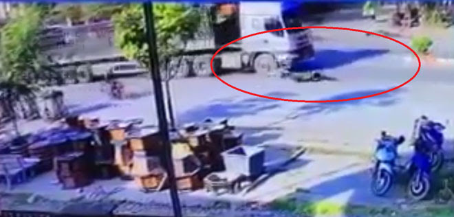 Clip: Kinh hãi container chèn qua người nam thanh niên sau va chạm - 1