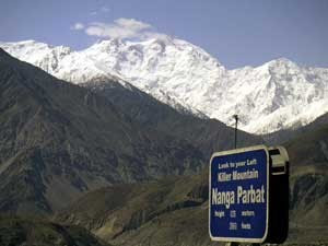 Montanha Nanga Parbat é vista da estradaa Karakorum, no norte do Paquistão. (Foto: Arquivo / Musaf Zaman Kazmi / AP Photo)