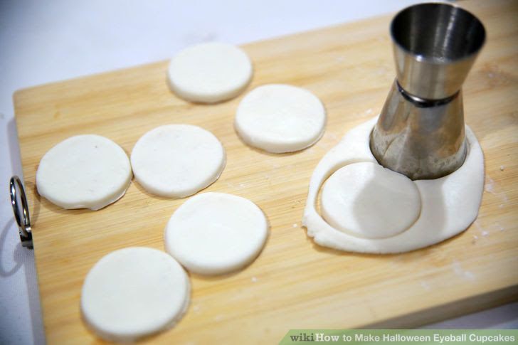 Make Halloween Eyeball Cupcakes Step 4.jpg
