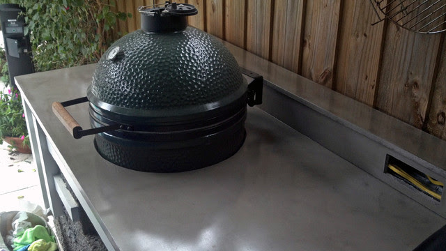outdoor kitchen countertop, ledge, and backsplash - traditional 