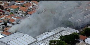 Incêndio de grandes proporções atinge fábrica na Zona Leste; SIGA (Reprodução/Globonews)