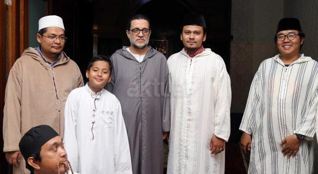Maulana Syekh Abdul Mun'im bin Abdul Aziz bin Al Ghumari foto bersama keluarga Zawiyah Arraudhah, Jalan Tebet Barat VIII, No 50, Jakarta Selatan, Selasa (15/5/2017). AKTUAL/Tino Oktaviano