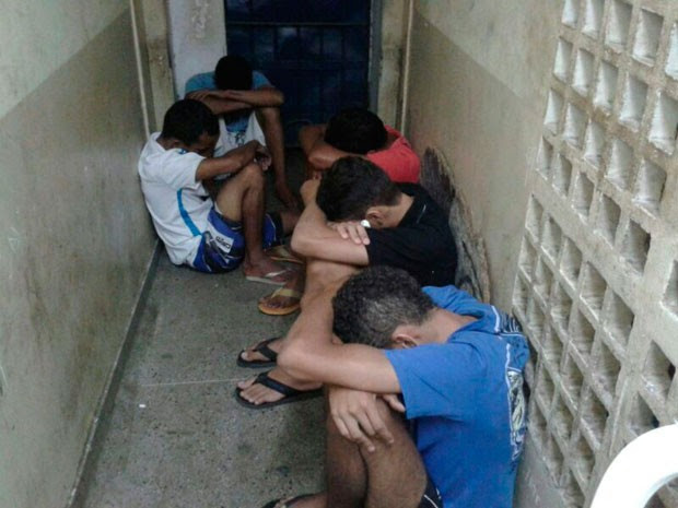 Delegacia de Macau voltou a juntar presos no corredor (Foto: Jailton Silva Farias/G1)