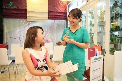 Tìm đến chuyên gia để được tư vấn cách trị mụn đầu đen hiệu quả nhất.