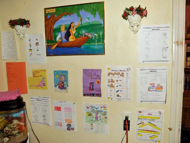Parede com desenhos e cartas no cativeiro (Foto: Cuyahoga County Prosecutor's Office/Reuters)