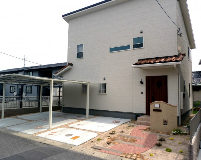 ピンク系のアプローチがかわいいお庭です 岡山 倉敷でエクステリア 外構 建築 石工事ならル アーンジュ