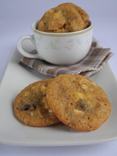 Cherry, cashew and white chocolate chunk cookies / Cookies de chocolate branco, castanha de caju e cerejas secas
