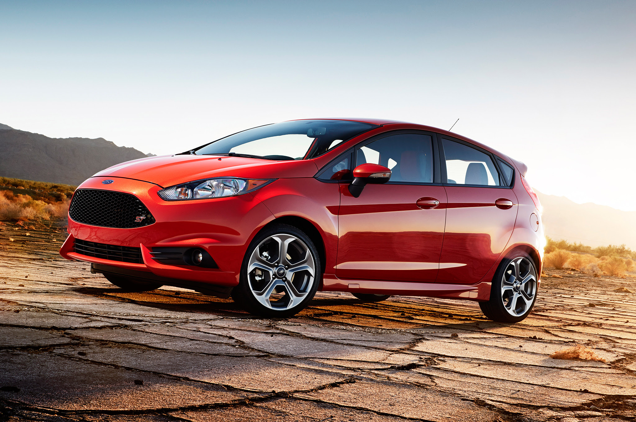 2016 Ford Fiesta ST front three quarters 02