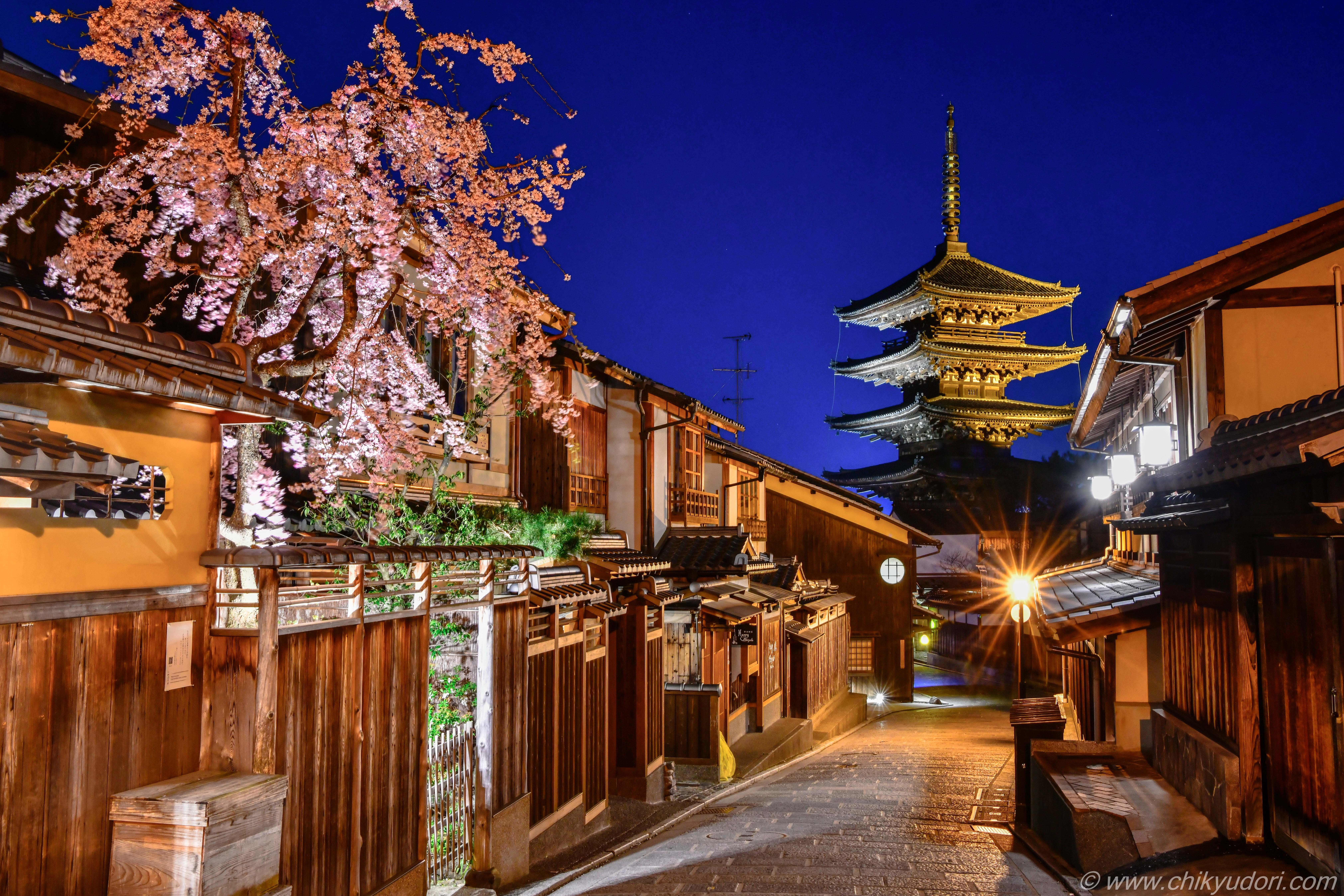ブルーモーメントの八坂の塔と産寧坂 三年坂 の夜桜 地球の撮り方