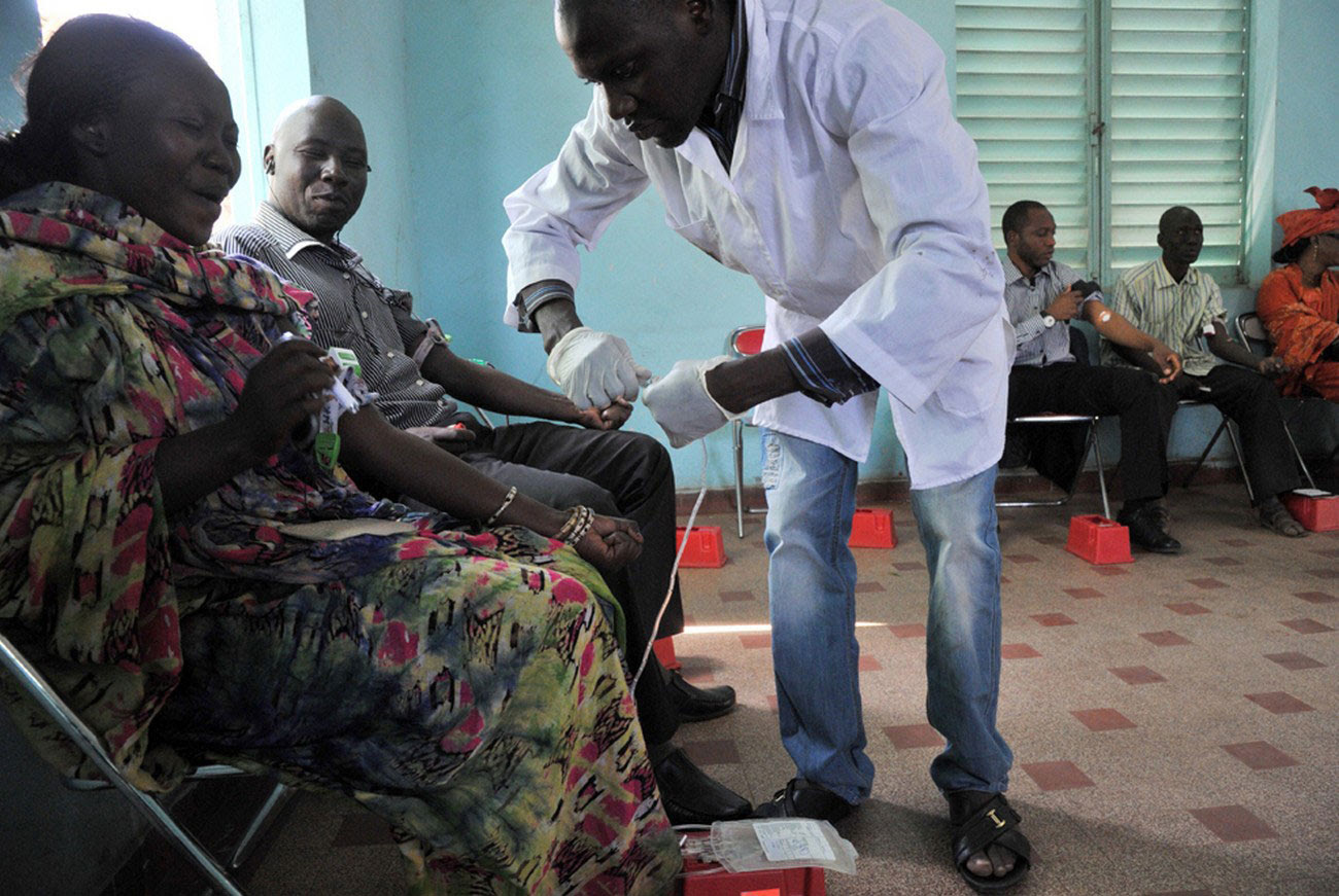 сдача крови раненым, фото Мали