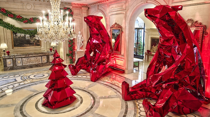 Лесные звери в рождественских декорациях Four Seasons Hotel George V