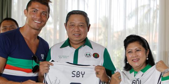 sby ibu ani dapat jersey real madrid no 7 ditandatangani cr7 Foto Cristiano Ronaldo Di Indonesia