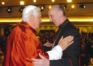 Benedicto XVI con el cardenal 
Jorge Mario Bergoglio durante 
los trabajos de la V Conferencia general del episcopado latinoamericano y del Caribe, en el santuario de Nuestra Señora de la Concepción Aparecida,  Brasil,  el 13 de mayo de 2007
