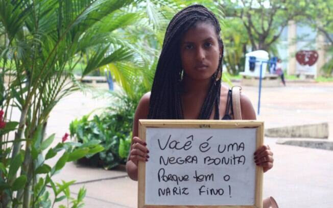 Em projeto fotográfico, aluna da UnB retrata universitários negros com frases preconceituosas que já ouviram. Foto: Reprodução/ahbrancodaumtempo.tumblr.com