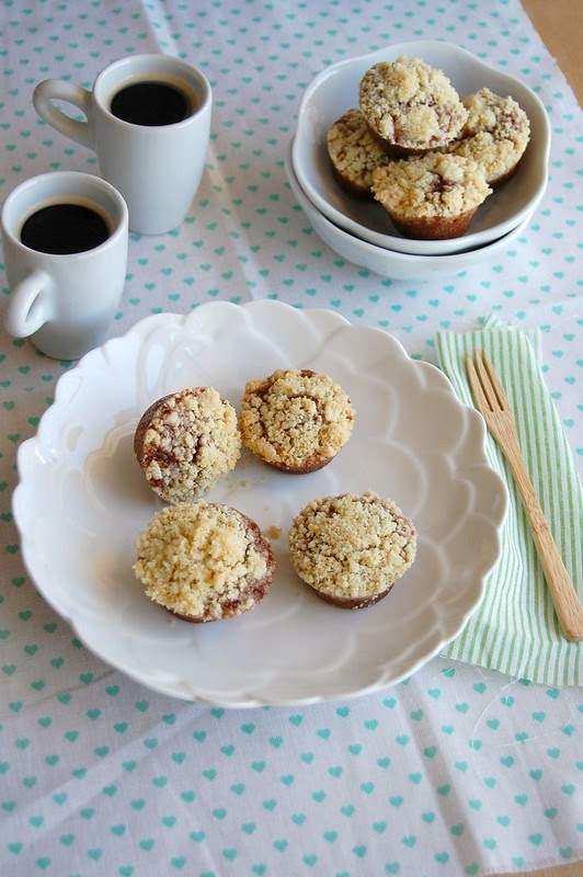 Chocolate financiers with lemon crumble / Financiers de chocolate com cobertura crumble de limão siciliano