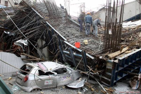 Sập giàn giáo xây dựng chung cư ở Hà Đông, nhiều người mắc kẹt