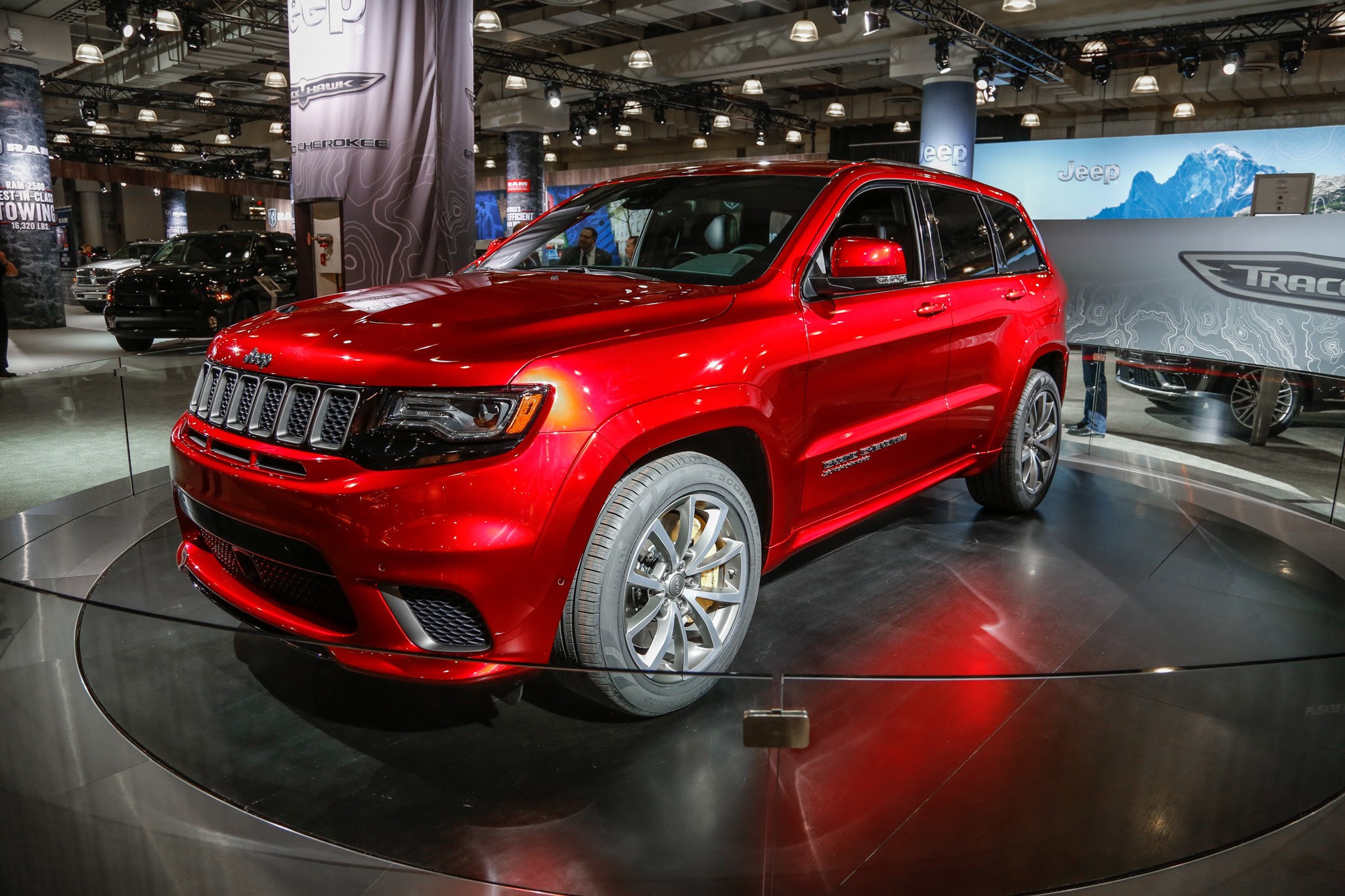 2018 Jeep Grand Cherokee Trackhawk front three quarter 01