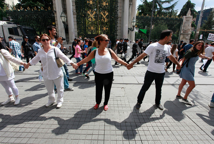 Demonstrators form a human chain during a peace day rally at Taksim square in central Istanbul September 1, 2013 (Reuters / Osman Orsal)