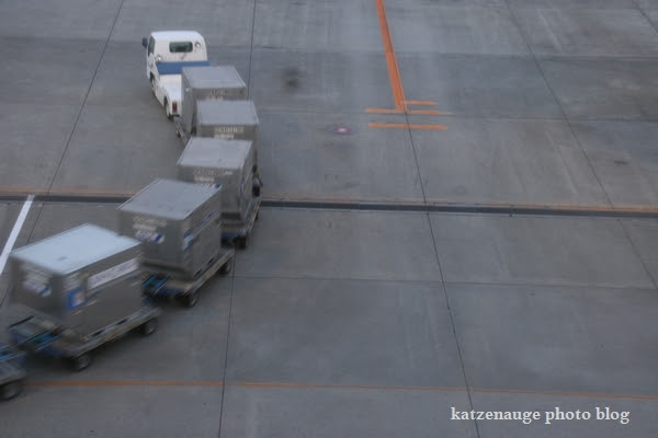 空港荷物運搬車 Katzenauge Photo Blog