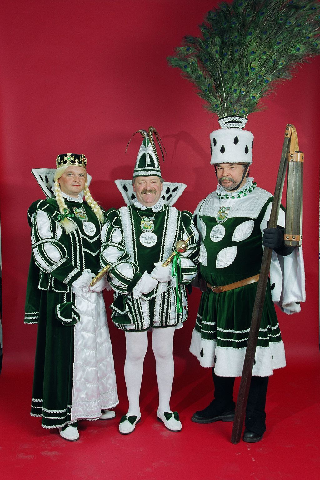 http://www.karneval-in-schwadorf.de/assets/images/Dreigestirn.2003.JPG
