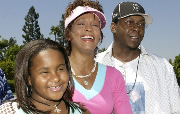 Whitney Houston, ao centro, posa com seu ex-marido Bobby Brown e sua filha Bobby em Ahanheim, em 2004 (Foto: Reuters)