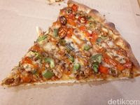 Pezzo Pizza: Empuk Gurih Cheesy Cheese dan Supremo Buatan Gerai Pizza Singapura