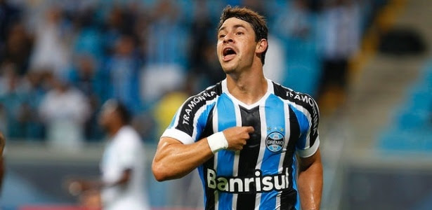 Giuliano comemora um de seus gols pelo Grêmio contra o Lajeadense