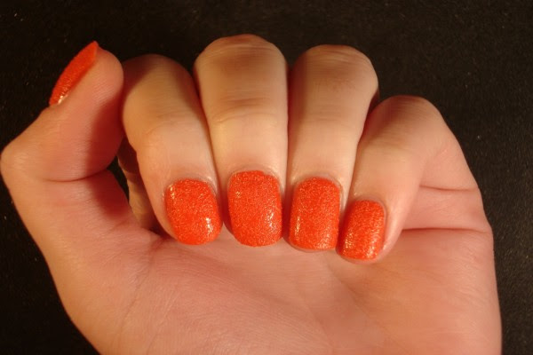 Uñas pintadas de un bonito color naranja (46399)