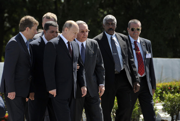 Raúl Castro y Vladimir Putin depositaron una ofrenda floral en Memorial al Soldado Internacionalista Soviético. Foto: Ladyrene Pérez/Cubadebate.