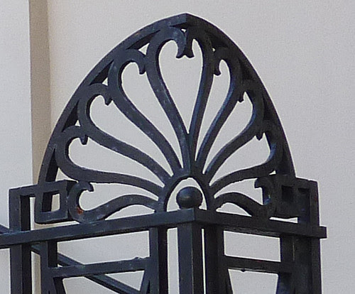 P1000545-2010-02-03-Shutze-Academy-Of-Medicine-North-Iron-Rail-Corner-Detail