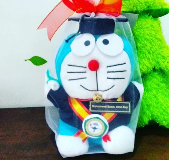 Doraemon Boneka Wisuda Akperyakpermas Kado Wisudaku Doraemon Boneka Wisuda Akperyakpermas Kado Wisudaku